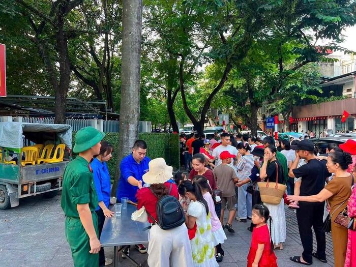 Tại các điểm trên tuyến đường Ngọc Hà, rất đông người dân và du khách xếp hàng