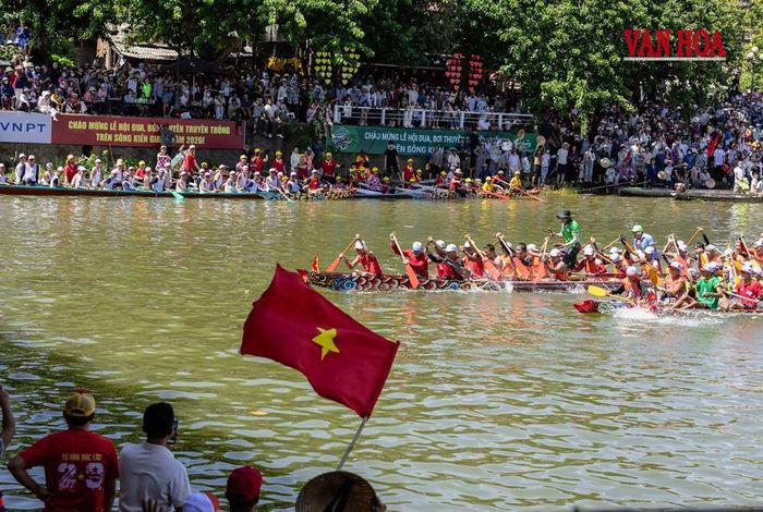 Có những lúc các đò chỉ các nhau vài nhịp chèo