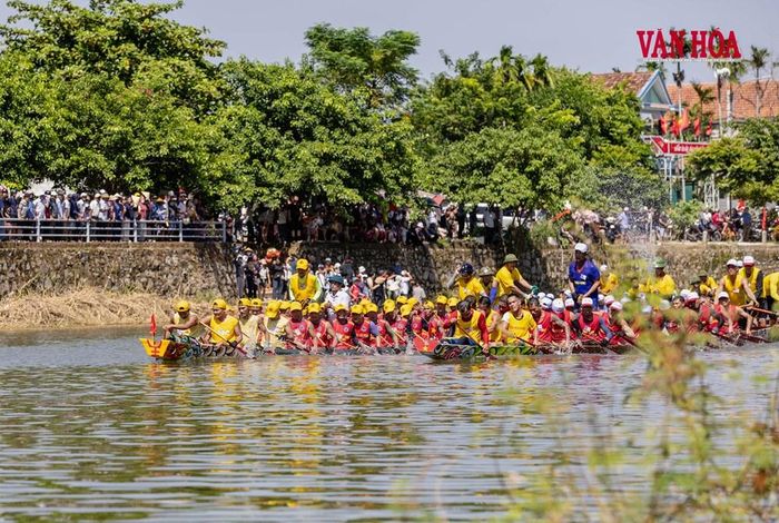 Giữa không gian rộng của sông Kiến Giang, một đội thuyền rướn về phía trước trong khi phía xa cuộc đua vẫn tiếp diễn