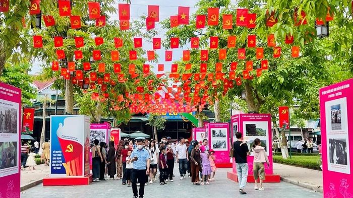 Dòng người từ khắp nơi về thăm quê hương Bác