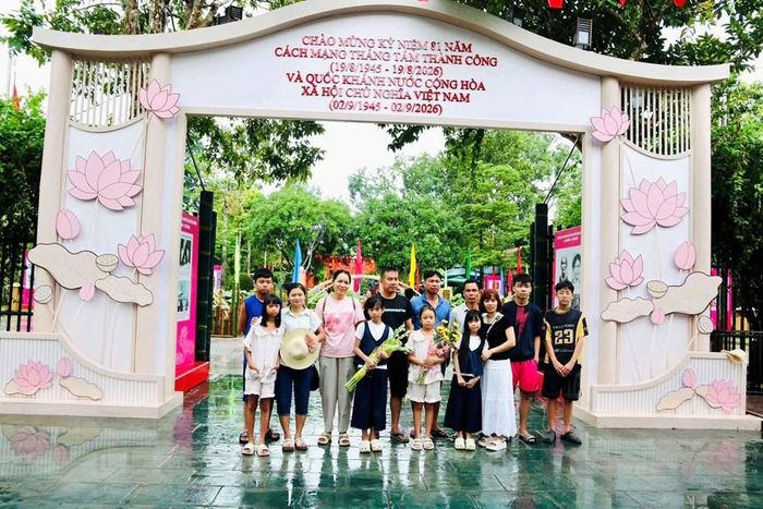 Nhiều người chụp ảnh lưu niệm trong hành trình về thăm quê Bác dịp Tết Độc lập