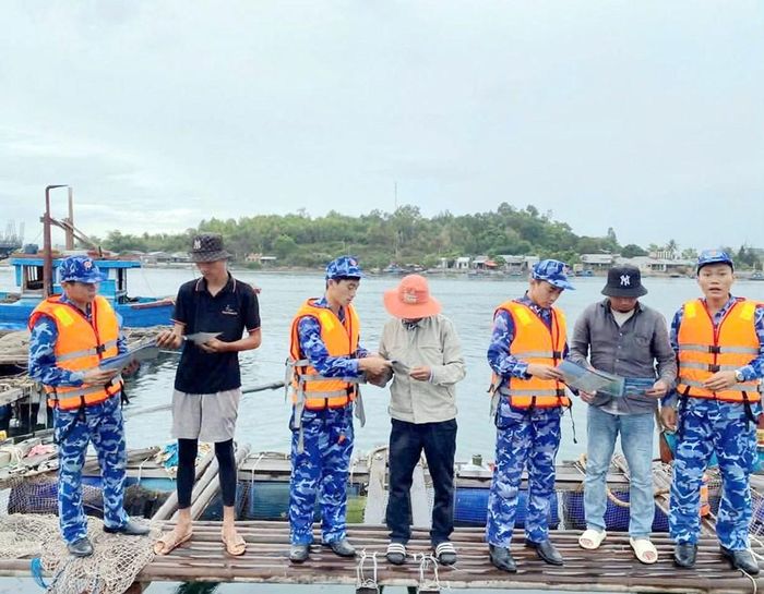 Cán bộ, chiến sỹ Hải đội 23 trực tiếp tuyên truyền đến bà con ngư dân những nội dung liên quan đến quy định của pháp luật trong khai thác thủy sản