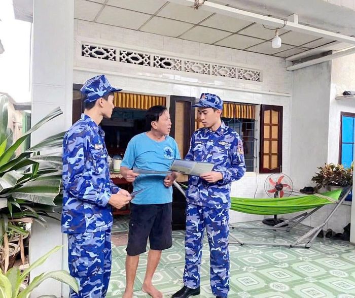 Lực lượng Cảnh sát biển Hải đội 23 "gõ từng nhà” ngư dân tỉnh Quảng Ngãi để tuyên truyền chống khai thác IUU