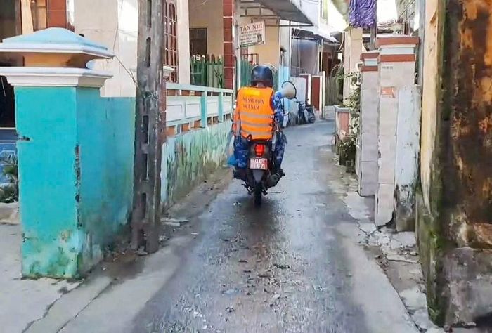 Cán bộ, chiến sỹ Hải đội 23 “đi tận ngõ" tuyên truyền nâng cao ý thức chấp hành pháp luật của ngư dân về chống khai thác IUU