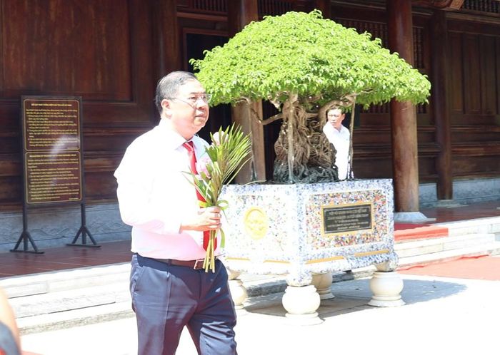 Phó Thủ tướng Thường trực Chính phủ Phạm Gia Túc dâng hoa lên anh linh Chủ tịch Hồ Chí Minh. Ảnh: Kim Oanh