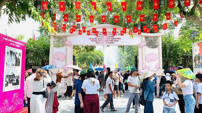 Dòng người về quê Bác