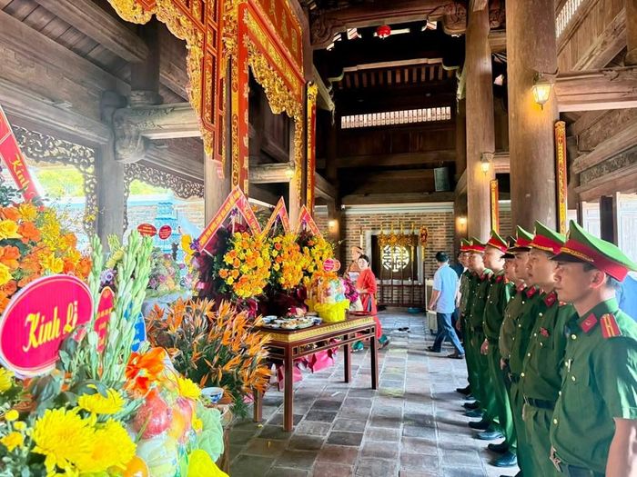 Đông đảo người dân, cán bộ, chiến sĩ... dâng hương, dâng hoa tưởng niệm Chủ tịch Hồ Chí Minh