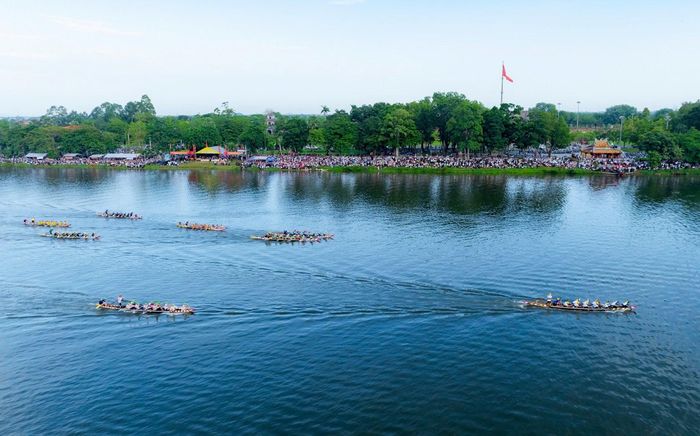 Giải đua quy tụ 10 đội đến từ các địa phương, gồm: Triều Sơn Đông (phường Hóa Châu); Triều Sơn Trung (phường Kim Trà); Giáp Trung (phường Kim Trà); Thủ Lễ (xã Quảng Điền); Mai Dương (xã Quảng Điền); Quảng Vinh (xã Đan Điền); phường An Cựu; phường Hương An; phường Thuận An và xã A Lưới 4. Ảnh: Hoàng Lê