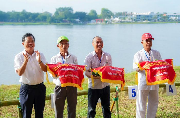 Giải đua cũng góp phần bảo tồn và lan tỏa, quảng bá hình ảnh Huế với văn hóa truyền thống đặc trưng đến cộng đồng du khách. Trong ảnh: Ông Lê Minh Nhân - Giám đốc Sở VHTTDL TP. Huế trao thưởng giải độ cúng cho các đội. Ảnh: Hoàng Lê