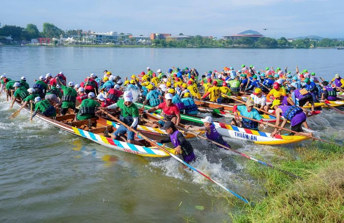 Giải đua ghe truyền thống là hoạt động thể thao mang đậm bản sắc văn hóa của vùng đất Huế, được tổ chức định kỳ hằng năm vào dịp Quốc khánh 2.9. Đây là sân chơi rèn luyện sức khỏe, nâng cao đời sống tinh thần cho nhân dân, hưởng ứng cuộc vận động “Toàn dân rèn luyện thân thể theo gương Bác Hồ vĩ đại”, góp phần thúc đẩy phong trào thể dục thể thao quần chúng trên địa bàn. Ảnh: Hoàng Lê