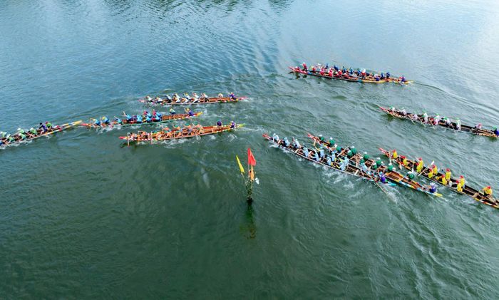 Các đội tranh tài ở cự ly từ 700 - 900m, với 3 vè gồm thượng, trung và hạ. Giải có 10 độ đua trong ngày. Trong đó, độ cúng nam và độ phá nam thi đấu 3 vòng, 6 tráo; các độ đua còn lại thi đấu 2 vòng, 4 tráo. Ngoài các nội dung dành cho nam và nữ, giải đua còn có nội dung nam, nữ phối hợp. Ảnh: Hoàng Lê