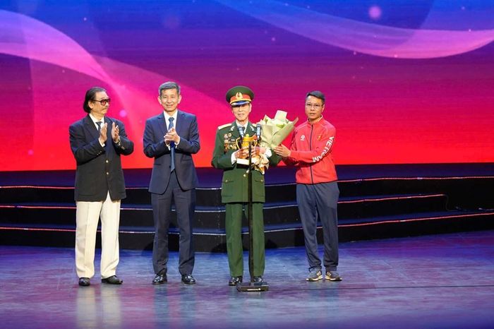 Cựu xạ thủ Cung Bỉnh Di, 91 tuổi được trao giải thưởng “Thành tựu trọn đời” tại Cúp Chiến thắng