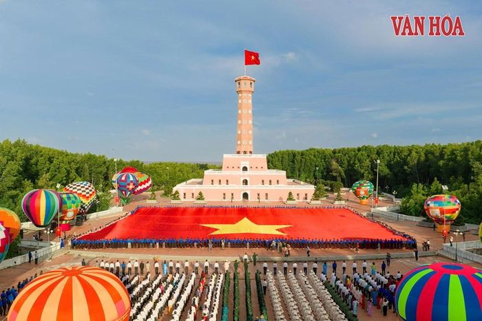 Lá cờ đỏ sao vàng tung bay tại Đất Mũi trong ngày Quốc khánh tạo nên hình ảnh thiêng liêng tại điểm cực Nam của Tổ quốc