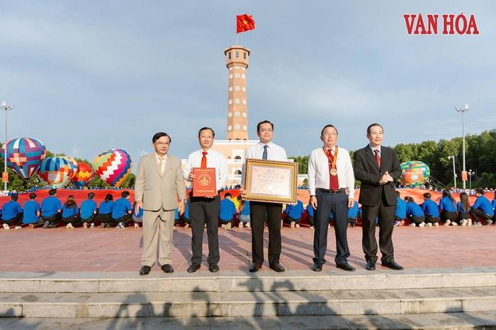 Đại diện Tổ chức Kỷ lục Việt Nam trao Bằng Kỷ lục “Lá cờ Tổ quốc bằng vải lớn nhất Việt Nam” cho đại diện tỉnh Cà Mau