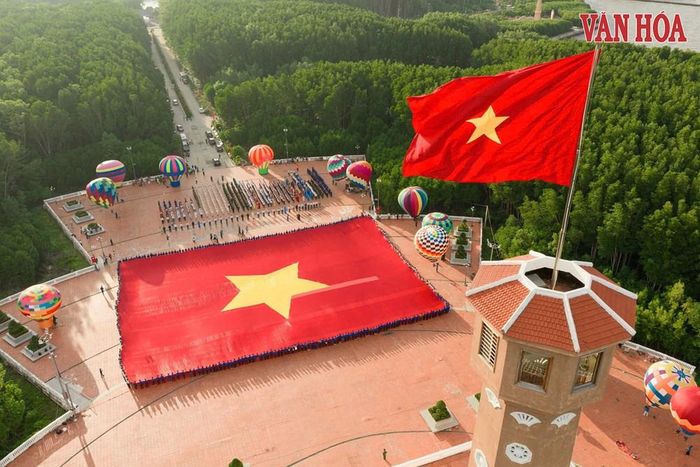 Hình ảnh đại kỳ tung bay nơi Đất Mũi thiêng liêng
