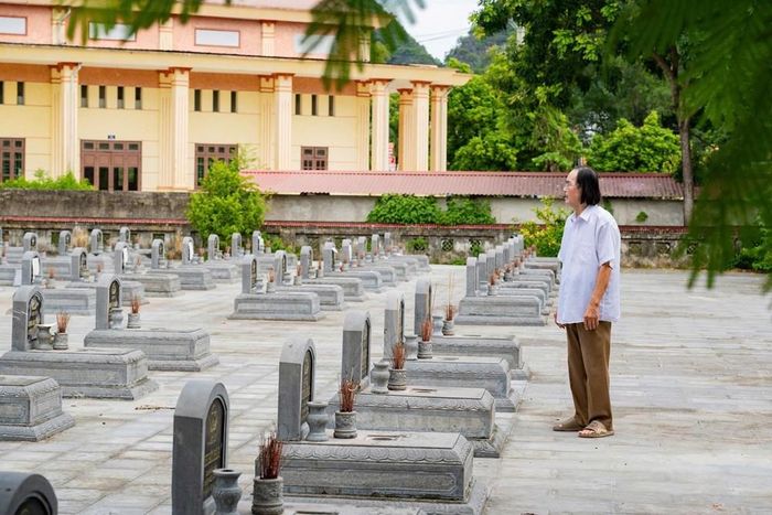Cựu chiến binh Lê Đức Vinh thắp hương tưởng nhớ đồng đội tại nghĩa trang liệt sĩ