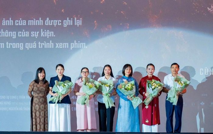 Cựu chiến binh Phạm Công Chất (ngoài cùng bên phải) là nhà tài trợ kim cương cho bộ phim "Hộ linh tráng sĩ - Bí ẩn mộ vua Đinh" đang nhận được sự quan tâm trong dịp Quốc khánh 2.9