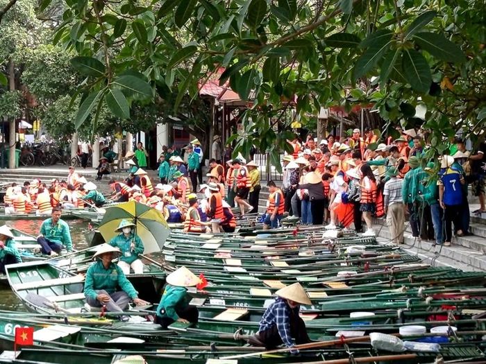 Tình trạng ùn tắc cục bộ vẫn xảy ra ở một số điểm đến. Ảnh: Sở Du lịch Ninh Bình