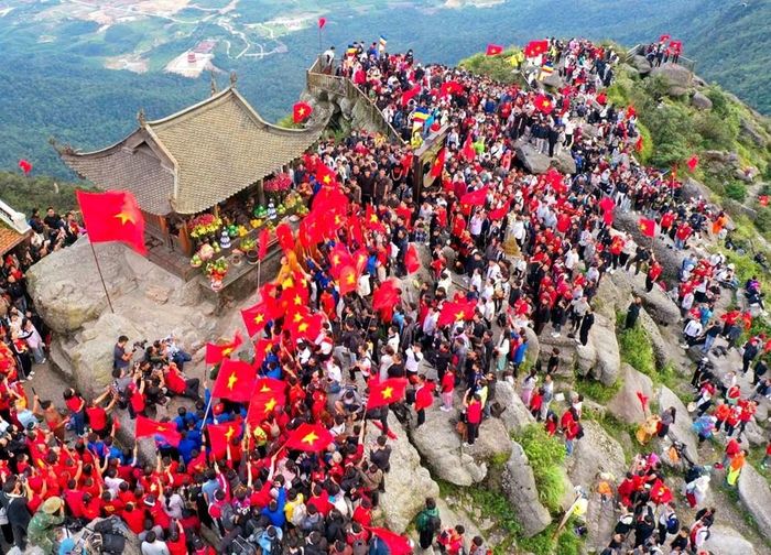 Hàng ngàn người đón Quốc khánh tại chùa Đồng (Yên Tử, Quảng Ninh) sáng 2.9. Ảnh: Sở VHTTDL Quảng Ninh