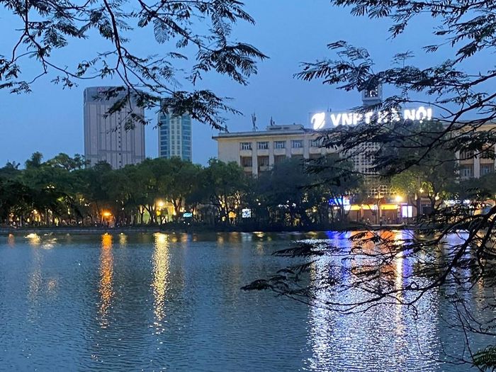 Khu vực hồ Hoàn Kiếm, một trong những điểm thu hút người dân theo dõi pháo hoa tối 2.9