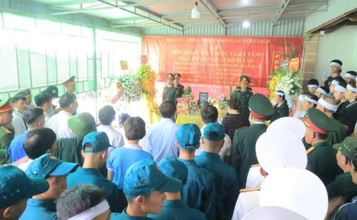 Hài cốt liệt sĩ Lê Đình Văn được đưa về với đất mẹ sau 45 năm xa cách. Ảnh: Kim Dung