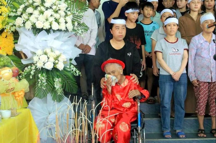Mẹ liệt sĩ Trần Thị Chín 104 tuổi nghẹn ngào trong ngày đón con trở về. Ảnh: Kim Dung