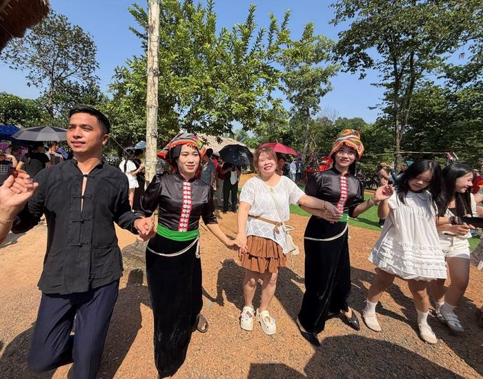 Sau nghi lễ, toàn thể dân bản cùng nhau uống rượu cần, hòa mình vào điệu múa xòe rộn rã trong tiếng trống, tiếng chiêng rộn ràng