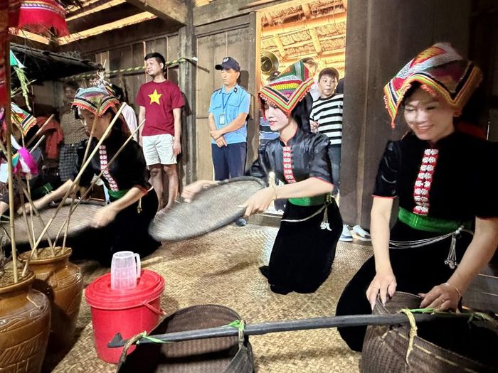 Qua nghi lễ này, ông bà và cha mẹ răn dạy con cháu biết quý trọng sức lao động, sống đúng mực và gìn giữ đạo lý gia phong