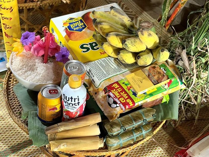 Lễ vật cúng còn có hoa quả và các món bánh