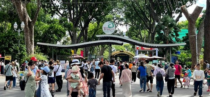 Khách du lịch vui chơi tại Thảo Cầm Viên (TP.HCM) dịp lễ 2.9. Ảnh LA