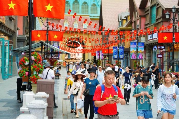 Đông khách du lịch đến với VinWonders Phú Quốc