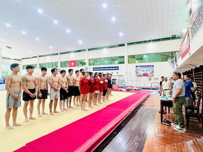 Giám đốc Trung tâm Đào tạo VĐV cấp cao quốc gia Phạm Hoàng Tùng thăm đội tuyển thể dục