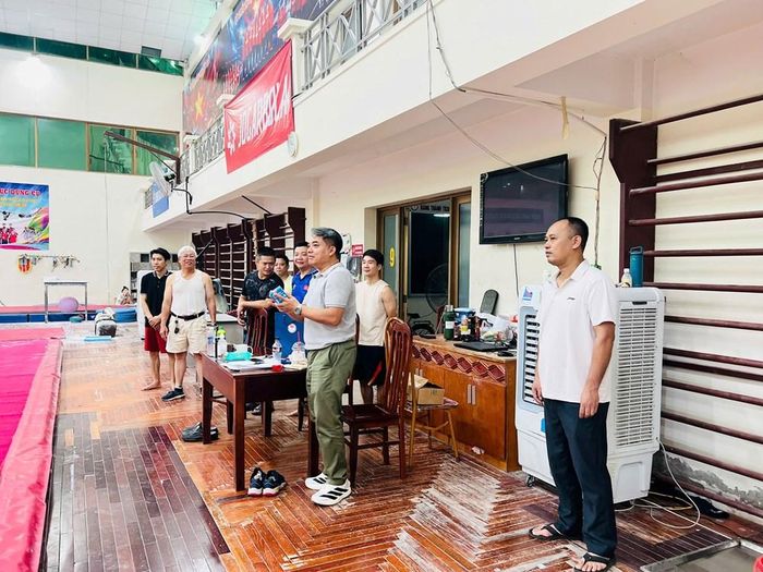 Nhân chuyến thăm này, lãnh đạo Trung tâm tặng các đội tuyển trang thiết bị, thực phẩm chức năng phục vụ cho quá trình tập luyện