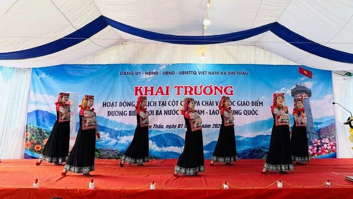 Tiết mục văn nghệ mang đậm bản sắc dân tộc tại lễ khai trương hoạt động du lịch A Pa Chải