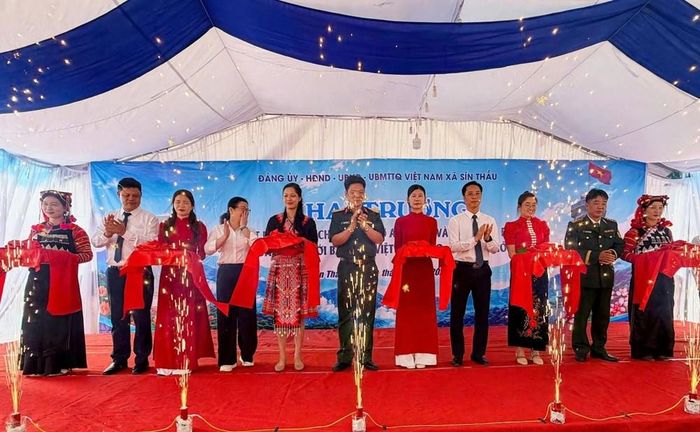 Các đại biểu cắt băng, chính thức khai trương hoạt động du lịch tại Cột cờ A Pa Chải và Mốc giao điểm đường biên giới ba nước