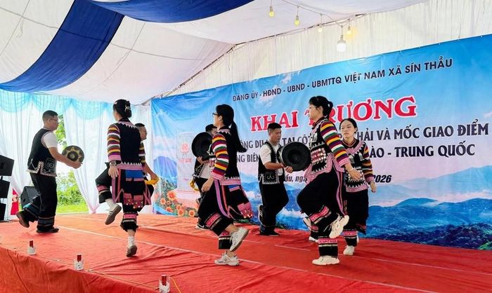 Tiết mục văn nghệ mang đậm bản sắc dân tộc tại lễ khai trương hoạt động du lịch A Pa Chải