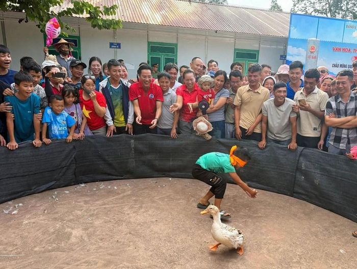 Người dân, du khách hào hứng với trò chơi dân gian tại Ngày hội Văn hóa, Thể thao các dân tộc xã Sín Thầu
