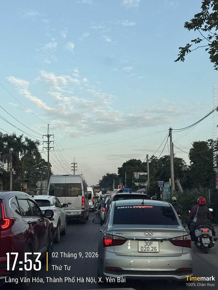 Dòng phương tiện giao thông hướng về Đại lộ Thăng Long. Ảnh: Công Việt