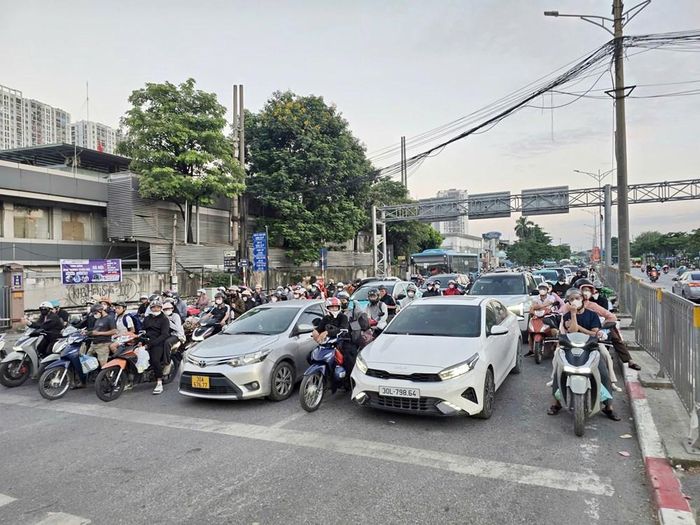 18h30 chiều nay, lượng phương tiện tại Quốc lộ 1 đoạn Ngọc Hồi đông nhưng không ùn ứ