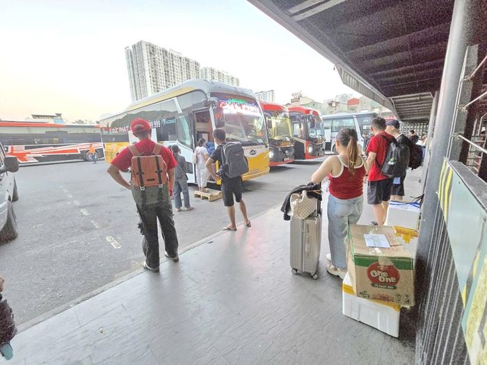 Bến xe Nước Ngầm lúc 18h30 ngày 2.9, lượng xe và người vào bến rải rác do kỳ nghỉ dài người dân có nhiều lựa chọn về khung ngày giờ di chuyển nên không có dồn ứ khách