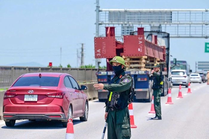 Lực lượng chức năng tổ chức phân luồng từ xa, điều tiết ngay từ các tuyến đường dẫn vào cửa ngõ, kịp thời thay đổi phương án khi phương tiện tăng đột biến nhằm ngăn chặn ùn tắc kéo dài