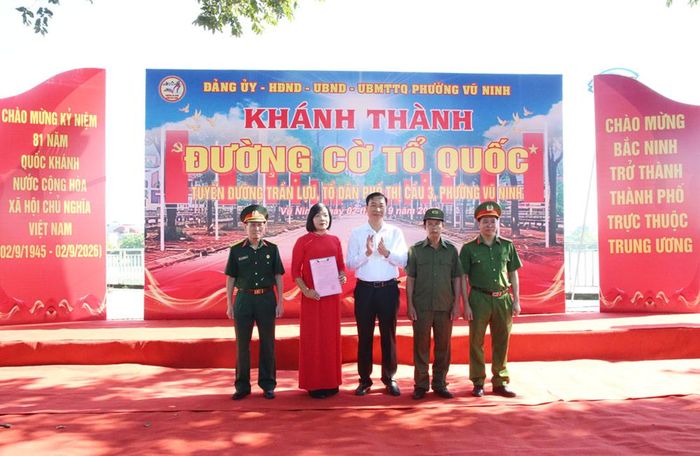 Bí thư Đảng ủy phường Vũ Ninh Nguyễn Hoàng Long trao Quyết định thành lập Ban Điều hành mô hình “Đường cờ Tổ quốc”