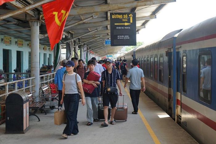 Nhiều hành khách mang theo vali, túi xách và đồ đạc từ quê trở lại Hà Nội, các tỉnh phía Bắc