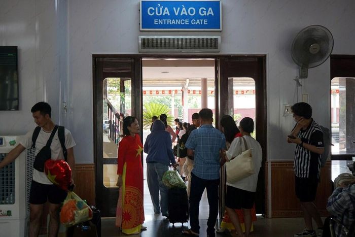 Hành khách mang theo hành lý vào ga Thanh Hóa để lên tàu trở lại nơi làm việc sau kỳ nghỉ lễ Quốc khánh