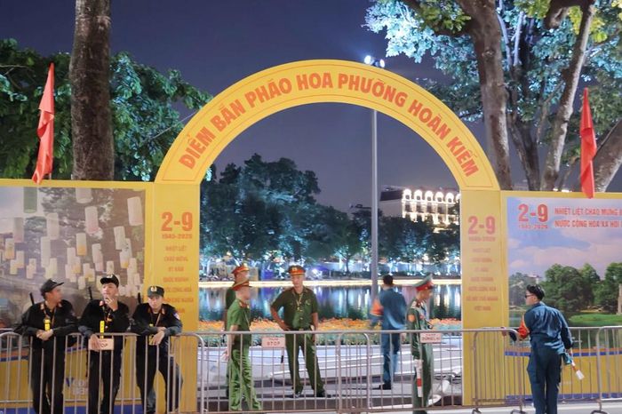 Khi vực bắn pháo hoa trước Bưu điện Hà Nội