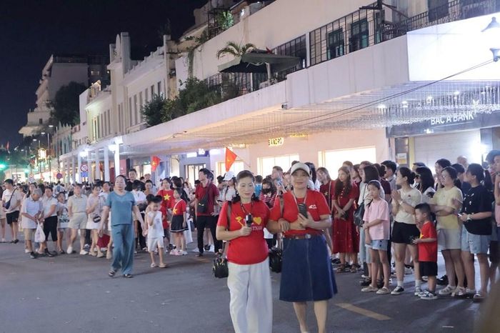 Đông đảo người dân háo hức chờ đón màn bắn pháo hoa