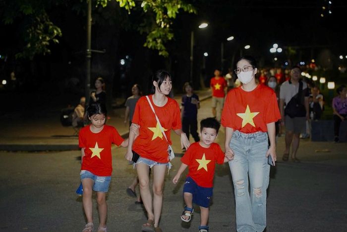 Nhiều gia đình có mặt tại Công viên Thống Nhất, chờ đón màn pháo hoa mừng Quốc khánh 2.9