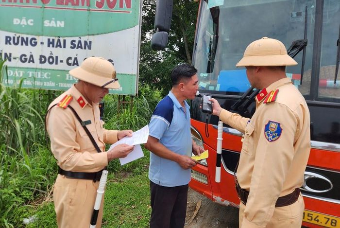 Cảnh sát giao thông Thanh Hoá làm nhiệm vụ tại các tuyến đường có lưu lượng phương tiện tăng cao trong dịp lễ. Ảnh: Nguyễn Linh
