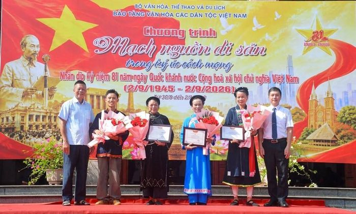 BTC trao tặng giấy khen và hoa cho các Câu lạc bộ tham gia chương trình
