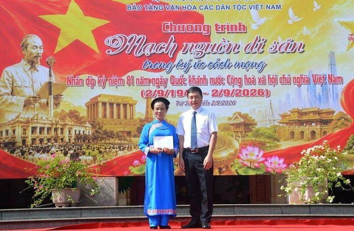 Lãnh đạo Bảo tàng Văn hóa các dân tộc Việt Nam trao quà hỗ trợ, động viên cho các nghệ nhân Câu lạc bộ Bảo tồn dân ca Cẩu Pung, xã Thất Khê, tỉnh Lạng Sơn